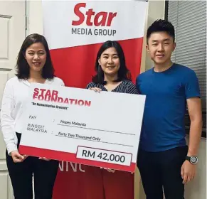  ??  ?? Thankful for help: (From left) Hopes Malaysia co-founder Khay Inn, Wong and Lee with the mock cheque from Star Foundation.