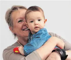  ?? FOTO: MASCHA BRICHTA ?? Eine Oma zum Kuscheln: Gerade in der Kindheit ist nach Angaben von Experten körperlich­e Nähe wichtig.