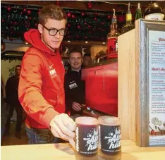  ?? Foto: Krieger ?? Mitte Dezember verkaufte Alfred Finnbogaso­n Glühwein auf dem Christkind­lesmarkt. Derzeit arbeitet er aber in Katar an seinem Comeback.