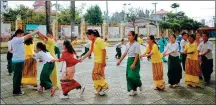  ?? QIN QING / XINHUA ?? Chinese and Burmese students play games at a primary school in Yunnan province during a class break.