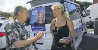  ?? (Photo Laurent Martinat) ?? Aline Renck-Guigue, hier matin au Pradet : « Même les gens réfractair­es à nos idées déclinent nos tracts avec le sourire. La perception du Front national a beaucoup évolué ».