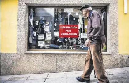  ?? CARLOS GIL ?? Vaqueros Sol Interior de la tienda vaquera de la calle Paneras, que conecta con la plaza Mayor de Cáceres. ▷