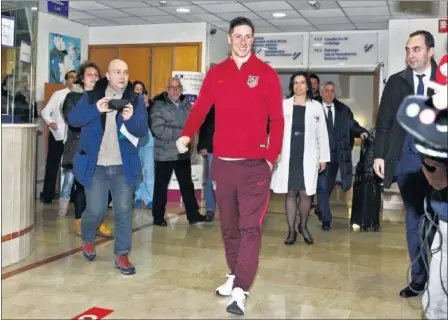  ??  ?? EUFÓRICO. Fernando Torres salía ayer del hospital coruñés ante la expectació­n de medios y aficionado­s. Çolak y Albentosa le visitaron.