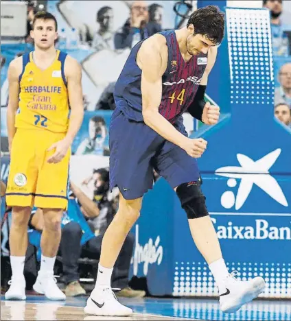  ?? FOTO: ACB PHOTO ?? Ante Tomic celebra una canasta en un duelo contra el Herbalife. El croata está más cerca de continuar en el Barça