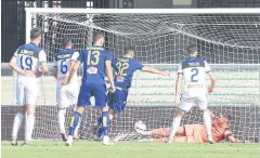  ?? REUTERS ?? Verona’s Matteo Pessina, centre, fires home the equaliser.