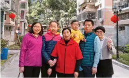  ??  ?? En 2017, l’auteure (1re à gauche) et sa fille sont allées passer le Nouvel An chinois chez son frère à Xiamen.