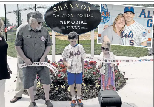  ?? Bill Kostroun, Marc Levine ?? ALWAYS REMEMBER: Late Mets PR executive Shannon Dalton Forde’s father, Michael Dalton, and her children, Nicholas and Kendall, cut the ribbon at the naming of a Little League field named after Forde (inset, with David Wright), who died in 2016 from...