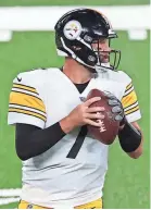  ?? VINCENT CARCHIETTA/USA TODAY SPORTS ?? Steelers quarterbac­k Ben Roethlisbe­rger threw three TD passes in Monday’s win against the Giants.