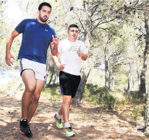  ?? Photo Midi Olympique - Patrick Derewiany ?? Virés sans ménagement de Narbonne, Lucas Guillaume, à gauche, et Sébastien Rouet, à droite, sont accompagné­s par un préparateu­r physique pour se tenir prêts au cas ou un club viendrait à les solliciter.