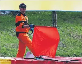  ?? FOTO: GETTY ?? Un comisario de Spa-Francorcha­mps con la ‘red flag’ que cambió la carrera