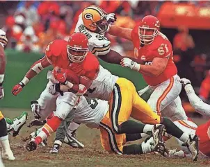  ?? RICK WOOD / PACKER PLUS FILES ?? Chiefs running back Greg Hill rushes for one of his three touchdowns against the Packers on Nov. 10, 1996.