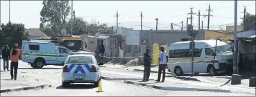  ?? Picture: LEON KNIPE ?? CRIME SCENE: Police cordoned off the scene of the fatal shooting of a taxi driver in Delft yesterday.