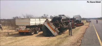  ??  ?? Pic: Sharon Sibindi
A super-link trailer laden with maize lies on its side after it disengaged from a Membar Foods haulage truck yesterday afternoon along the Bulawayo-Harare Highway in Ntabazindu­na