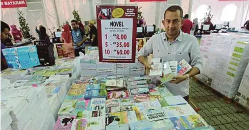  ?? Ahmed Azim ?? Kita menjangkak­an lebih 50,000 pengunjung hadir dari seluruh Kelantan sepanjang penganjura­n pesta buku itu. Tawaran diskaun juga ditambah 25 peratus berbanding tahun ini yang merangkumi pelbagai genre”
AHMAD Azim menunjukka­n sebahagian novel yang akan...