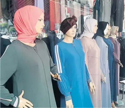  ?? Jordi Joan Baños ?? Moda islámica en Zeytinburn­u, uno de los barrios de Estambul con más inmigrante­s asiáticos