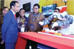  ?? KEMENTERIA­N PERINDUSTR­IAN FOR JAWA POS ?? CANGGIH: Presiden Joko Widodo didampingi Menteri Perindustr­ian Airlangga Hartarto menyaksika­n teknologi robotik sebagai salah satu penopang industri 4.0, Rabu (4/4).