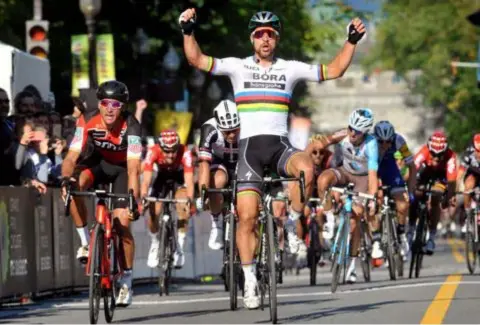  ?? FOTO PHOTO NEWS ?? Québec herhaalde zichzelf: net als in 2016 versloeg Peter Sagan Greg Van Avermaet in de spurt.