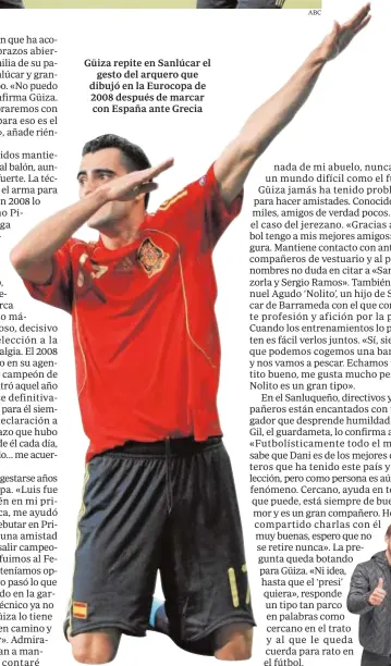  ??  ?? Güiza repite en Sanlúcar el gesto del arquero que dibujó en la Eurocopa de 2008 después de marcar con España ante Grecia