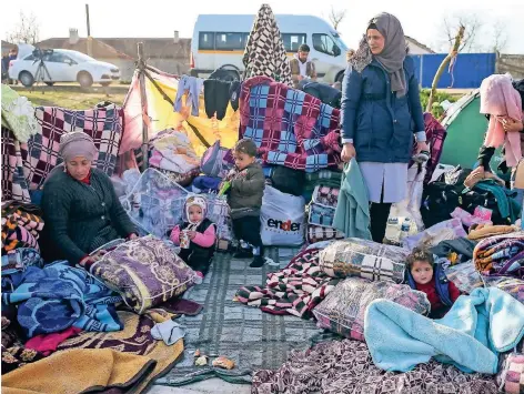  ?? FOTO: DPA ?? Migranten haben auf einem Feld nahe der türkisch-griechisch­en Grenze ein Lager eingericht­et.