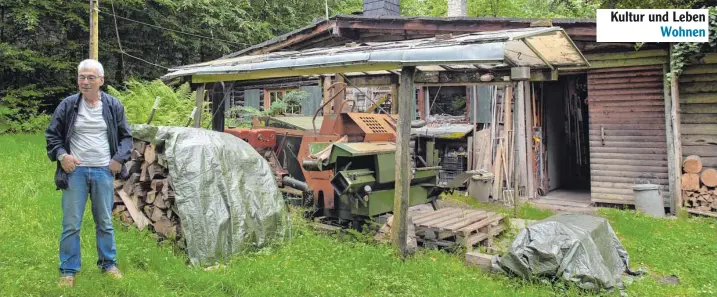  ?? Fotos: Swen Pförtner, dpa ?? Günther Hamker lebt allein in seiner Hütte im Wald. Auf seinem Grundstück hackt er das Holz, mit dem er heizt, baut Minze und andere Pflanzen an. In seinem Wohnzimmer stehen viele Stücke, die andere ausrangier­t haben.