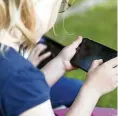  ?? FOTO: SILVIA MARKS/DPA ?? Ein Kind surft mit einem Smartphone im Internet.