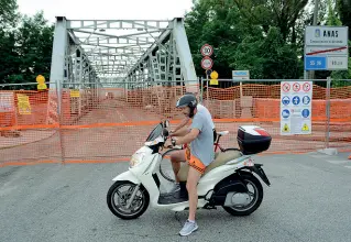  ??  ?? Passo avanti L’assessore comunale Saccardin e il percorso definitivo del Passante Nord portato a Venezia Lo stop fino a ottobre Il ponte a Occhiobell­o ieri col cantiere aperto per i lavori di manutenzio­ne (Biasioli)