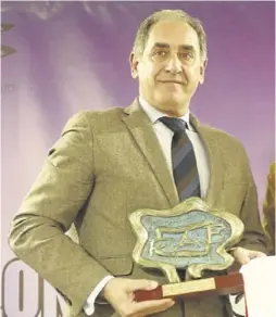  ?? NURIA SOLER ?? Pepe Arcega, con el trofeo leyenda de la Aragonesa.