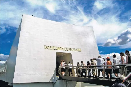  ?? Mark Boster Los Angeles Times ?? VISITORS line up to view the centerpiec­e of the World War II Valor in the Pacific National Monument and the ship that was attacked by the Japanese on Dec. 7, 1941.