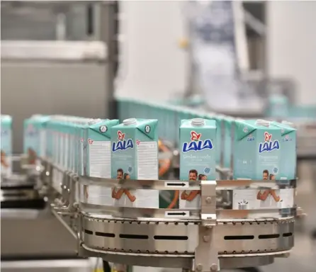  ?? NINA CORDERO / ARCHIVO ?? La planta de Lala, ubicada en San Ramón, se abastece con 36.000 kilos o litros diarios de leche aportados por 70 productore­s afiliados a la empresa asociativa Coopeleche.