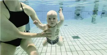  ?? FOTO: ZDF/CHRISTIAN BOCK ?? Der Mensch imWasser – das ist eine natürliche Beziehung. Und trotzdem gibt es in Deutschlan­d immer noch zu viele Kinder und Erwachsene, die nicht gut schwimmen können.