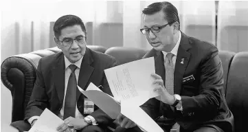  ??  ?? Liow (right) holds discussion with director-general of Department of Civil Aviation Datuk Azharuddin Abdul Rahman at Parliament lobby in Kuala Lumpur. — Bernama phtoo