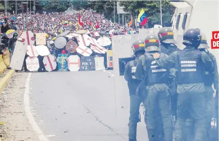  ??  ?? CAPRILES HACE DENUNCIA El dirigente opositor y excandidat­o presidenci­al Henrique Capriles dijo en su programa de la emisora local RCR que 85 militares de diferentes rangos fueron detenidos por expresar su desacuerdo con las acciones de la Guardia...
