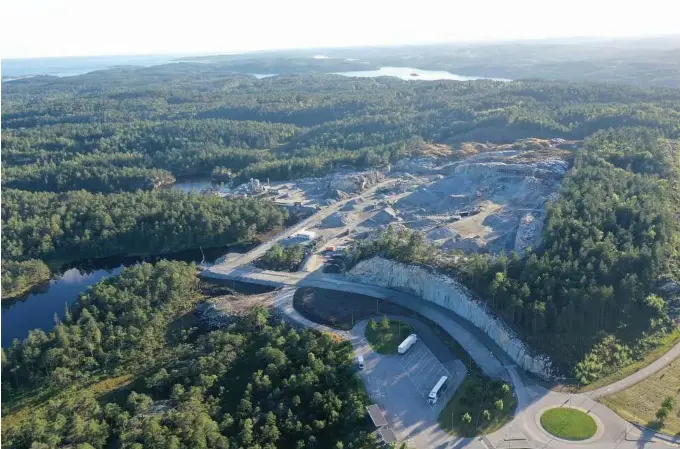  ?? FOTO: PRIVAT ?? INN I KAMPEN: Omre naeringspa­rk i Grimstad sett fra lufta.