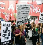  ?? ?? Agrupacion­es políticas opositoras de izquierda marchan contra los enviados del FMI al país.