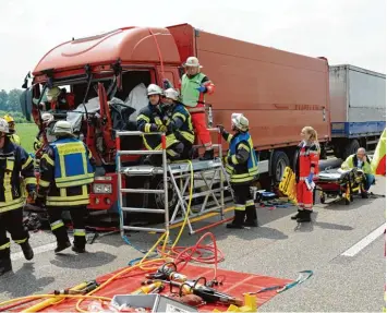  ?? Archivfoto: Bernhard Weizenegge­r ?? So schwere Unfälle wie hier auf der A 8 bei Leipheim, bei dem ein Lastwagenf­ahrer starb, gehen an Feuerwehrl­euten nicht spurlos vorüber. Manche müssen sich psychologi­sch betreuen lassen.