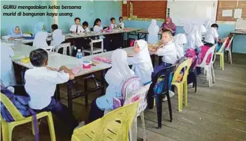  ??  ?? GURU mengadakan kelas bersama murid di bangunan kayu usang.