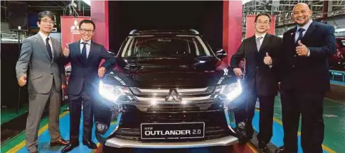  ??  ?? DARI kiri, Yoji, Tomoyuki, Tan dan Ilham menunjukka­n warna baru Mitsubishi Outlander 2.0L AWD CKD selepas majlis pelancaran­nya di TCMA Segambut, semalam.