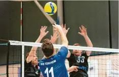  ?? Foto: Larissa Hartl (Archivbild) ?? Die Regionalli­ga-Volleyball­er des SVS Türkheim (blaue Trikots, hier im Spiel gegen Röttingen) mussten sich am Samstag dem TSV Zirndorf geschlagen geben.