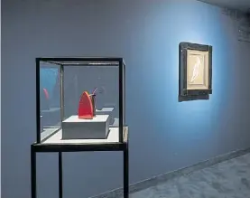  ??  ?? Atmósfera. Piezas de Man Ray y Warhol en un marco de azul onírico.
