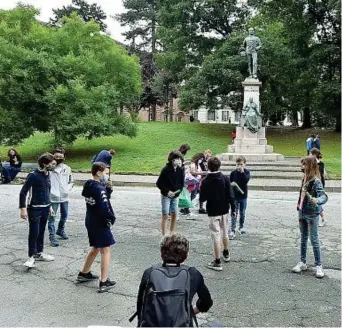  ?? ?? Spazi all’aperto Bambini giocano ai giardini di Piazza Cavour, in centro a Torino