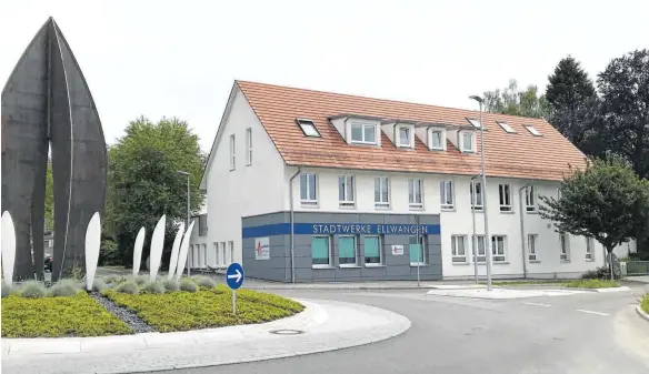  ?? FOTO: GÄSS ?? Stammsitz der Stadtwerke in der Bahnhofstr­aße: Der Verwaltung­sbau ist mit der Zeit zu klein geworden. Also soll für rund 2,5 Millionen Euro ein Anbau errichtet werden.