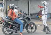  ?? SAMIR JANA /HT ?? A policeman stops commuters in Kolkata on Tuesday.