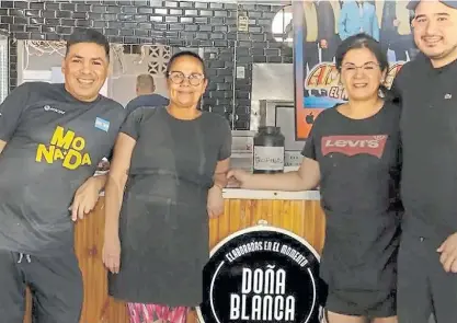  ?? ?? Emprendedo­res. Los cuatro hijos de doña Blanca, la mujer que da nombre al local de “las mejores milanesas”.