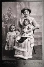  ?? ?? Молодая мама с маленькими детьми, г. Речица. Начало ХХ века