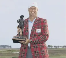  ??  ?? 0 Stewart Cink with the trophy after his four-shot victory