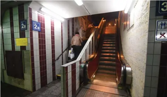 Opnieuw begeeft roltrap het in station - PressReader