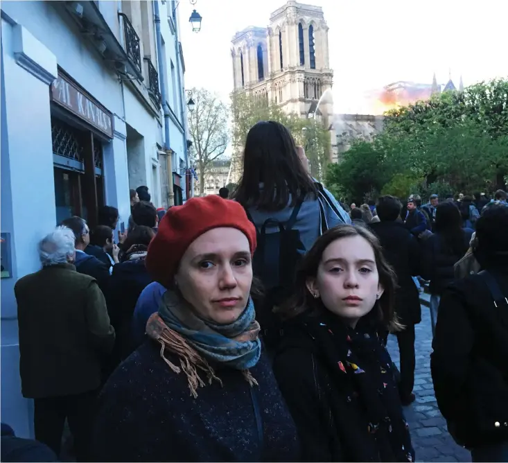  ?? Bild: Privat ?? Elin Simonson och systerdott­ern Lilian blev ögonvittne­n till branden i Notre-Dame-katedralen i Paris.