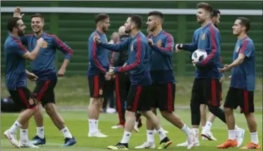  ?? CZAREK SOKOLOWSKI — THE ASSOCIATED PRESS ?? Spain’s players smile during the official training on the eve of the group B match between Morocco and Spain at the Mirny stadium in Kaliningra­d, Russia, Sunday.