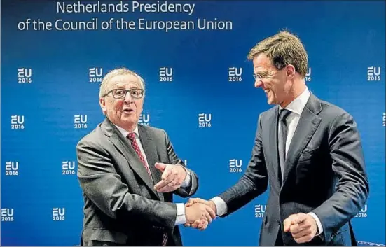  ?? ROBIN VAN LONKHUIJSE­N / EFE ?? El president de la Comissió Europea, Jean-Claude Juncker, encaixant ahir amb el primer ministre holandès, Mark Rutte