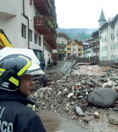  ??  ?? Ferita Il centro di Moena martedì è stato invaso da fango e detriti: una catastrofe